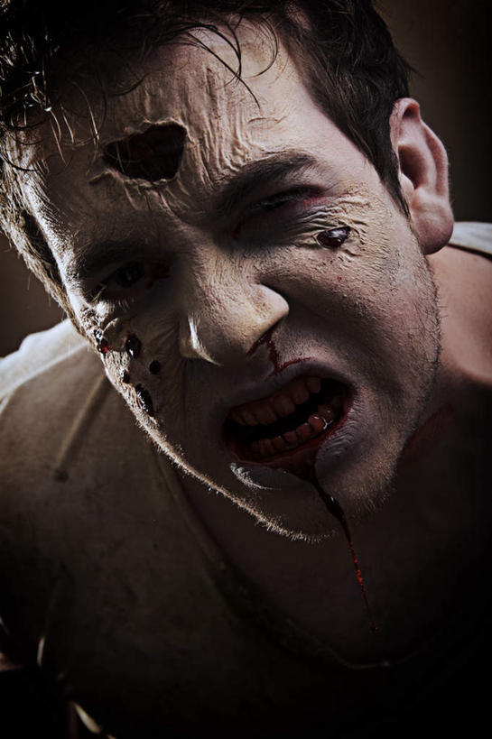 西方人,脸,头,脸颊,一个人,竖图,室内,特写,白天,正面,欧洲,欧洲人,仅一个男性,仅一个人,阴影,灰色背景,服装,破碎,光线,影子,注视,休闲装,肩膀,仅一个年轻男性,衣服,阳光,观察,看,疼痛,休闲服,摄影,服饰,影棚,观看,咬牙切齿,悲伤,察看,伤口,碎裂,恐怖,破裂,关注,血迹,痛苦,分裂,可怕,可骇,疾苦,苦楚,恐惧,男人,男性,年轻男性,白种人,头部,脸部,脸蛋,面部,半身,彩图,影棚拍摄,拍摄,决裂