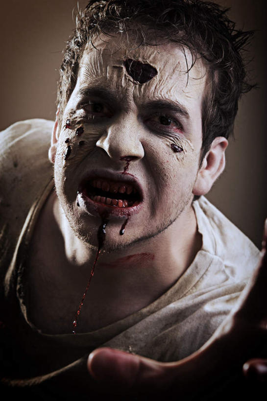 西方人,脸,头,脸颊,手,一个人,竖图,室内,特写,白天,正面,欧洲,欧洲人,仅一个男性,仅一个人,阴影,灰色背景,服装,破碎,光线,影子,注视,休闲装,肩膀,仅一个年轻男性,衣服,阳光,观察,看,疼痛,手部,休闲服,摄影,服饰,影棚,观看,咬牙切齿,悲伤,察看,碎裂,恐怖,破裂,关注,血迹,痛苦,分裂,可怕,可骇,疾苦,苦楚,恐惧,男人,男性,年轻男性,白种人,头部,脸部,脸蛋,面部,半身,彩图,影棚拍摄,拍摄,决裂