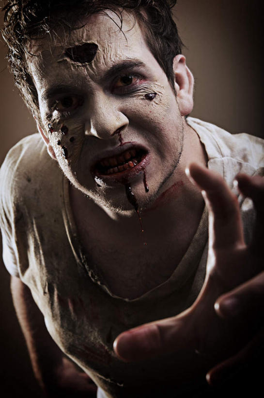 西方人,脸,头,脸颊,手,一个人,竖图,室内,特写,白天,正面,欧洲,欧洲人,仅一个男性,仅一个人,阴影,灰色背景,服装,破碎,光线,影子,注视,休闲装,肩膀,仅一个年轻男性,衣服,阳光,观察,看,疼痛,手部,休闲服,摄影,服饰,影棚,观看,咬牙切齿,悲伤,察看,碎裂,恐怖,破裂,关注,血迹,痛苦,分裂,可怕,可骇,疾苦,苦楚,恐惧,男人,男性,年轻男性,白种人,头部,脸部,脸蛋,面部,半身,彩图,影棚拍摄,拍摄,决裂