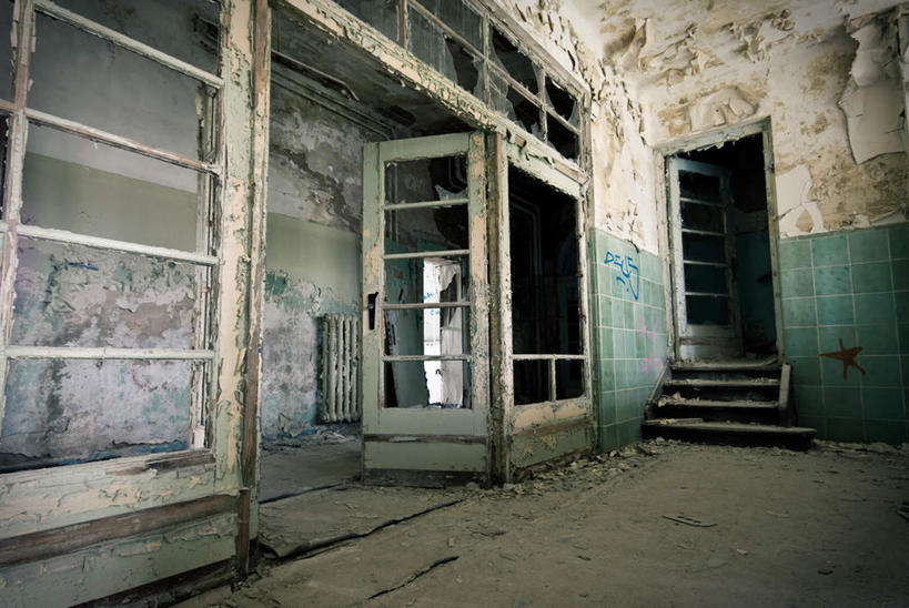 无人,栏杆,横图,室外,白天,正面,窗户,楼梯,门,阴影,光线,扶手,影子,阶梯,墙,破坏,护栏,破损,玻璃窗,墙壁,墙面,台阶,阳光,门框,打开,损坏,开启,丢弃,抛弃,遗弃,摈弃,扔掉,扔弃,甩掉,扬弃,彩图