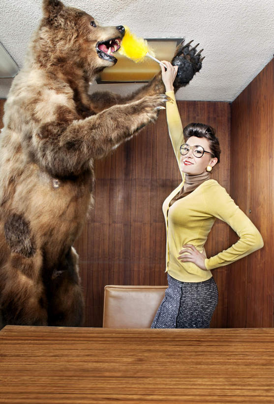 西方人,一个人,商务人士,商务女性,站,举,竖图,室内,白天,侧面,裙子,桌子,野生动物,熊,椅子,欧洲,欧洲人,仅一个女性,仅一个人,一头,握,套装,服装,标本,眼镜,办公桌,木椅,拿,拿着,注视,休闲装,长裙,手叉腰,衣服,黄色,动物,叉腰,观察,看,托,站着,仅一个中年女性,休闲,休闲服,握着,服饰,观看,半身裙,察看,关注,掸子,商务装,凶猛,近视眼镜,鸡毛掸,工薪阶层,残暴,凶残,女人,女性,中年女性,白种人,白领,上班族,棕熊,马熊,举起,举手,举着,向上举,向上伸,向上托,站立,半身,彩图