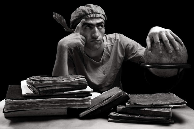 一个人,无人,坐,横图,黑白,室内,白天,正面,仪器,海洋,桌子,地图,帽子,书籍,雕塑,仅一个男性,仅一个人,一堆,许多,撑,握,阴影,堆叠,堆积,黑色背景,服装,破旧,艺术,装饰,陈旧,光线,网格,笔,地球仪,雕刻,雕像,线条,影子,世界地图,地球,陆地,灯光,办公用品,很多,拿,全球,拿着,注视,休闲装,书桌,球,文具,仅一个年轻男性,衣服,经纬线,课桌,模型,学习用品,工艺品,观察,看,休闲,球体,休闲服,握着,摄影,地理,国家,服饰,影棚,观看,纪念,堆,文具用品,美术,大陆,察看,世界,撑着,关注,主题,纬线,版图,陈列,经线,经纬仪,地理学,功能,美学,男人,男性,年轻男性,书,图书,坐着,半身,影棚拍摄,拍摄,大洋,大洲