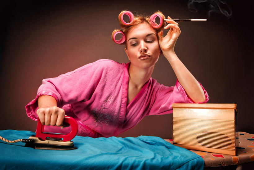 西方人,一个人,横图,室内,白天,正面,民族服装,香烟,欧洲,欧洲人,仅一个年轻女性,仅一个女性,仅一个人,撑,握,阴影,灰色背景,服装,反射,电器,影子,古典,拿,拿着,托腮,注视,文化,熨斗,熨烫,传统,衣服,观察,看,靠,靠着,托,烟,握着,摄影,服饰,影棚,观看,古装,察看,电熨斗,家电,家用电器,关注,托下巴,烫发器,家居用品,烫衣,家庭用品,韵味,电烫斗,火斗,年轻女性,女人,女性,白种人,卷烟,烟草,纸烟,半身,彩图,影棚拍摄,传统服装,民俗服,拍摄