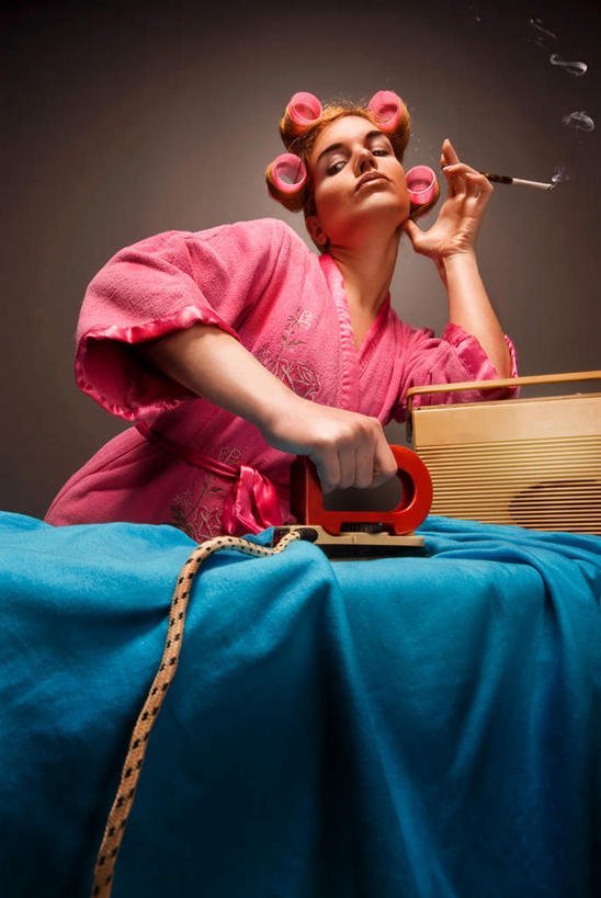 西方人,一个人,竖图,室内,白天,仰视,民族服装,香烟,欧洲,欧洲人,仅一个年轻女性,仅一个女性,仅一个人,撑,握,阴影,灰色背景,服装,围绕,反射,电器,影子,烟雾,古典,拿,拿着,托腮,注视,文化,熨斗,熨烫,传统,衣服,观察,看,靠,靠着,托,烟,握着,摄影,服饰,影棚,缭绕,观看,古装,察看,电熨斗,家电,家用电器,关注,托下巴,烫发器,家居用品,旋绕,烫衣,家庭用品,韵味,电烫斗,火斗,萦绕,回绕,年轻女性,女人,女性,白种人,卷烟,烟草,纸烟,半身,彩图,低角度拍摄,影棚拍摄,传统服装,民俗服,拍摄