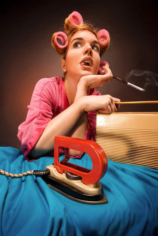 西方人,一个人,竖图,室内,白天,仰视,民族服装,香烟,欧洲,欧洲人,仅一个年轻女性,仅一个女性,仅一个人,撑,握,阴影,灰色背景,服装,围绕,反射,电器,影子,烟雾,古典,拿,拿着,托腮,注视,文化,熨斗,吐舌头,熨烫,传统,衣服,观察,看,靠,靠着,伸舌头,托,张嘴,鬼脸,吐舌,烟,握着,摄影,服饰,影棚,缭绕,观看,古装,察看,电熨斗,家电,家用电器,关注,托下巴,张大嘴巴,烫发器,家居用品,旋绕,烫衣,家庭用品,韵味,电烫斗,火斗,萦绕,回绕,年轻女性,女人,女性,白种人,卷烟,烟草,纸烟,张开嘴,半身,彩图,低角度拍摄,影棚拍摄,传统服装,民俗服,拍摄