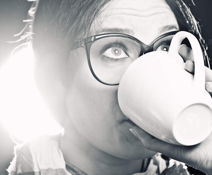 西方人,一个人,站,横图,室内,特写,白天,正面,杯子,欧洲,欧洲人,仅一个年轻女性,仅一个女性,仅一个人,一副,握,服装,光线,光泽,眼镜,灯光,光芒,照射,拿,拿着,注视,休闲装,一只,衣服,水杯,观察,看,站着,休闲,休闲服,握着,摄影,服饰,影棚,观看,察看,关注,饮水,照耀,光辉,近视眼镜,毫光,映照,尤物,年轻女性,女人,女性,白种人,茶杯,站立,半身,彩图,影棚拍摄,拍摄,佳丽,丽人,美人