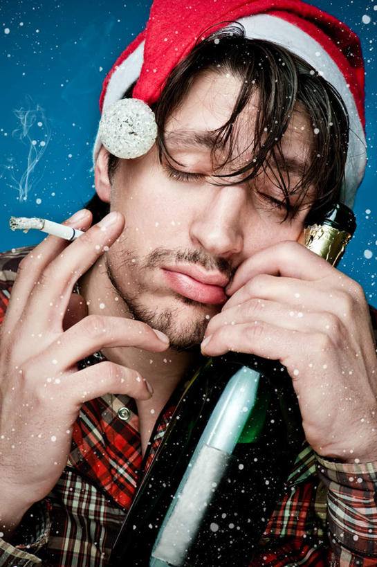 西方人,胡须,一个人,站,举,闭眼,吸烟,竖图,室内,白天,正面,衬衫,香烟,帽子,欧洲,圣诞节,欧洲人,仅一个男性,仅一个人,握,服装,节日,庆祝,拿,拿着,休闲装,文化,玻璃制品,酒瓶,仅一个年轻男性,一个,衣服,红色,玻璃瓶,瓶子,托,站着,庆典,休闲,休闲服,圣诞帽,烟,握着,服饰,单个,纪念,棉帽,男人,男性,年轻男性,白种人,胡子,络腮胡,卷烟,烟草,纸烟,闭眼睛,闭着眼,闭着眼睛,抽烟,举起,举手,举着,向上举,向上伸,向上托,站立,半身,彩图,衬衣