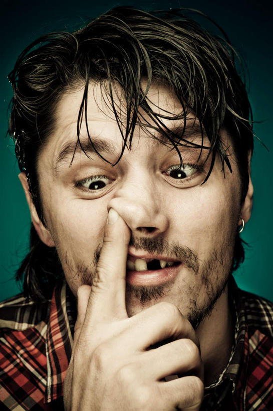 西方人,鼻子,一个人,站,举,笑,微笑,露齿笑,竖图,室内,白天,正面,衬衫,欧洲,欧洲人,仅一个男性,仅一个人,仅一个中年男性,服装,注视,休闲装,衣服,观察,看,托,挖,站着,休闲,休闲服,摄影,服饰,影棚,观看,察看,关注,猥琐,男人,男性,中年男性,白种人,鼻,鼻孔,举起,举手,举着,向上举,向上伸,向上托,站立,半身,彩图,影棚拍摄,衬衣,拍摄