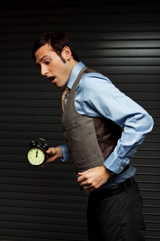 西方人,手,一个人,商务人士,商务男性,站,竖图,室外,夜晚,侧面,衬衫,闹钟,欧洲,欧洲人,仅一个男性,仅一个人,握,套装,时间,时钟,拿,计时,拿着,注视,仅一个年轻男性,钟表,低头,观察,看,站着,张嘴,手部,表,握着,观看,察看,关注,商务装,张大嘴巴,工薪阶层,男人,男性,年轻男性,白种人,白领,上班族,钟,张开嘴,站立,半身,彩图,衬衣