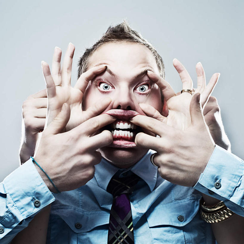 西方人,脸,头,眼睛,脸颊,眉毛,睫毛,三个人,伙伴,朋友,商务人士,商务男性,方图,室内,白天,正面,衬衫,友谊,合作,团队,欧洲,欧洲人,瞳孔,灰色背景,套装,装饰,墙,注视,肩膀,墙壁,墙面,黄色,灰色,观察,看,鬼脸,战略,眼部,摄影,手镯,影棚,观看,华丽,修饰,点缀,察看,关注,商务装,工薪阶层,撕扯,联合,合谋,衬托,美观,雅致,雅观,配合,协作,男人,男性,中年男性,白种人,头部,睫,脸部,脸蛋,眉,面部,眼,眼睫毛,眼眉,白领,上班族,半身,彩图,影棚拍摄,衬衣,拍摄,五指张开,眼眉毛