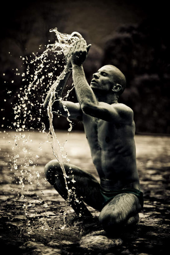 西方人,手,秃头,一个人,蹲,举,闭眼,捧,竖图,室外,白天,正面,河流,石头,水,欧洲,欧洲人,仅一个男性,仅一个人,飞溅,溅,石子,液体,河水,水滴,水流,洗脸,裸露,水珠,仅一个年轻男性,托,手部,涂料,喷洒,裸,男人,男性,年轻男性,白种人,光头,无发,石块,闭眼睛,闭着眼,闭着眼睛,端,端着,蹲着,举起,举手,举着,捧着,手捧,向上举,向上伸,向上托,彩图,全身