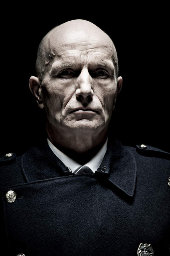 西方人,脸,头,脸颊,秃头,一个人,警察,站,竖图,室内,特写,白天,正面,制服,欧洲,欧洲人,仅一个男性,仅一个人,阴影,黑色背景,朦胧,模糊,反射,影子,墙,注视,肩膀,墙壁,墙面,仅一个年轻男性,衣服,黑色,观察,看,站着,摄影,影棚,观看,军人,察看,军装,关注,军服,男人,男性,年轻男性,白种人,头部,光头,无发,脸部,脸蛋,面部,站立,半身,彩图,影棚拍摄,拍摄,差人