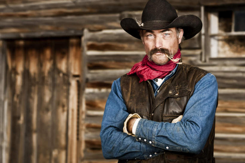 西方人,胡须,一个人,家,站,双手交叉,横图,室外,白天,正面,植物,帽子,欧洲,欧洲人,仅一个男性,仅一个人,仅一个中年男性,一条,咬,阴影,服装,枯萎,朦胧,模糊,光线,木制,影子,房屋,墙,屋子,枯草,注视,休闲装,领巾,楼房,墙壁,墙面,住宅,草,衣服,黄色,红色,阳光,木制品,围巾,观察,看,站着,休闲,休闲服,牛仔帽,服饰,观看,咬着,察看,双手抱胸,关注,男人,男性,中年男性,白种人,胡子,络腮胡,站立,半身,彩图,房子