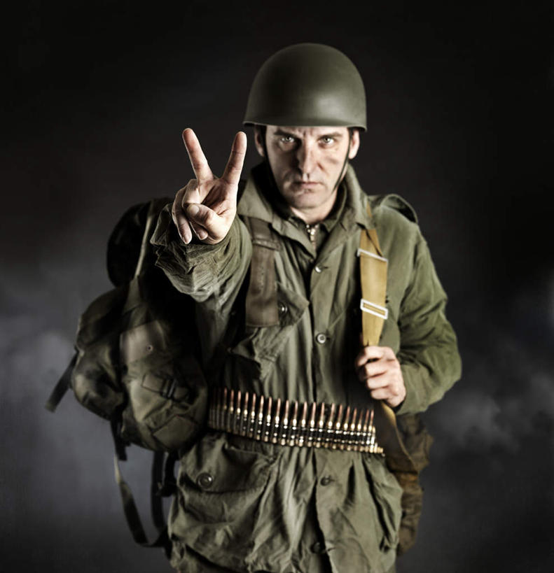 西方人,背,一个人,站,举,竖图,室外,白天,正面,快乐,兴奋,骄傲,成功,胜利,帽子,欧洲,欧洲人,仅一个男性,仅一个人,许多,士兵,盘绕,环绕,围绕,包,头盔,乌云,云,阴天,云朵,云彩,旅行包,环抱,注视,仅一个年轻男性,一个,天空,安全帽,背包,天,背着,观察,看,手势,托,站着,自信,缭绕,单个,观看,军人,子弹,察看,昏暗,阴沉,武士,关注,枪弹,旅游包,兵士,甲士,男人,男性,年轻男性,白种人,举起,举手,举着,向上举,向上伸,向上托,站立,半身,彩图,欢乐,开心,双肩包
