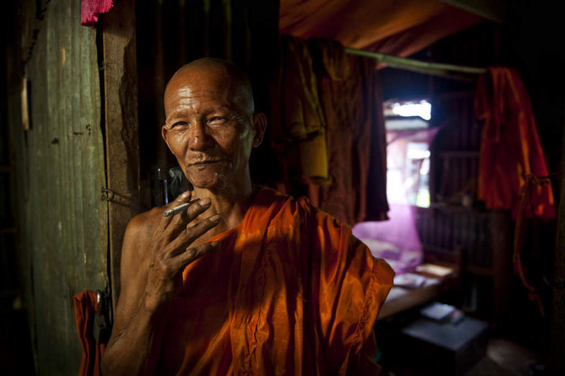 东方人,手,秃头,一个人,和尚,寺庙,站,举,笑,微笑,横图,室内,白天,正面,民族服装,窗户,落地窗,门,香烟,亚洲,仅一个男性,仅一个人,一根,握,阴影,服装,节日,朦胧,模糊,光线,影子,灯光,燃烧,拿,拿着,注视,黄种人,文化,玻璃窗,一个,衣服,香火,门框,庙宇,观察,看,祈祷,托,站着,仅一个老年男性,健康,手部,烟,握着,许愿,宗教,服饰,信仰,单个,观看,纪念,祈求,察看,衣着,穿着,关注,衣饰,平安,杆子,老年男性,男人,男性,亚洲人,光头,无发,卷烟,烟草,纸烟,比丘,高僧,僧,僧侣,僧人,沙弥,修行僧,举起,举手,举着,向上举,向上伸,向上托,站立,半身,彩图,传统服装,民俗服,庙,寺