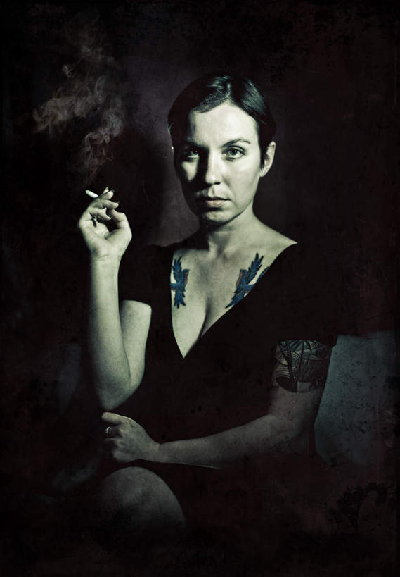 西方人,一个人,坐,竖图,室内,白天,正面,时尚,香烟,欧洲,欧洲人,仅一个年轻女性,仅一个女性,仅一个人,握,阴影,黑色背景,服装,光线,影子,灯光,拿,拿着,注视,文化,纹身,衣服,观察,看,烟,个性,握着,摄影,服饰,信仰,影棚,观看,察看,衣着,穿着,关注,刺青,追求,想象,文身,勇气,崇拜,张扬,衣饰,年轻女性,女人,女性,白种人,卷烟,烟草,纸烟,坐着,半身,彩图,影棚拍摄,拍摄