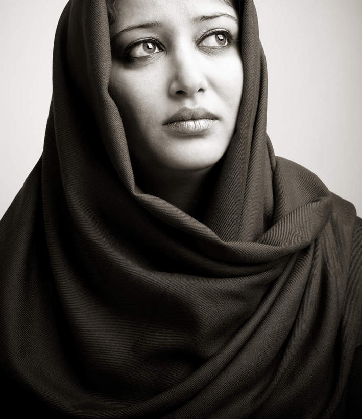 西方人,脸,头,脸颊,一个人,竖图,室内,特写,白天,白色背景,正面,民族服装,寂寞,欧洲,欧洲人,仅一个年轻女性,仅一个女性,仅一个人,阴影,装饰,光线,头巾,影子,注视,肩膀,看,思考,考虑,摄影,影棚,华丽,修饰,点缀,关注,衬托,美观,雅致,雅观,灵性,年轻女性,女人,女性,白种人,头部,脸部,脸蛋,面部,抬头,仰头,半身,彩图,影棚拍摄,传统服装,民俗服,拍摄,和蔼