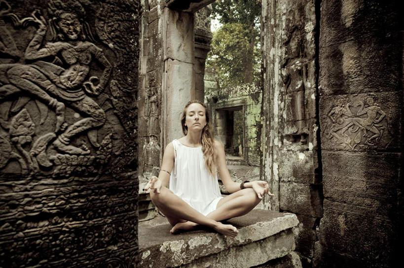 东方人,一个人,家,坐,闭眼,盘腿,横图,室外,白天,正面,锻炼,瑜伽,运动,道路,路,雕塑,亚洲,仅一个年轻女性,仅一个女性,仅一个人,阴影,服装,节日,艺术,装饰,光线,雕刻,雕像,影子,房屋,墙,屋子,小路,交通,休闲装,黄种人,光脚,文化,楼房,墙壁,墙面,住宅,衣服,阳光,工艺品,祈祷,健康,赤脚,休闲服,许愿,养生,宗教,服饰,信仰,纪念,祈求,美术,主题,陈列,功能,美学,平安,体育,年轻女性,女人,女性,亚洲人,闭眼睛,闭着眼,闭着眼睛,盘腿而坐,盘膝,盘着腿的,盘着腿坐,双腿交叉,坐着,彩图,全身,健身,房子