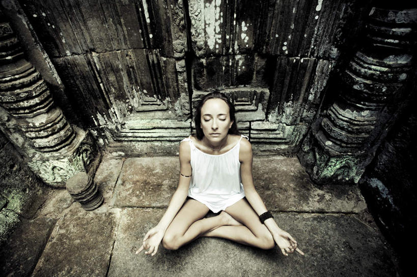 东方人,一个人,家,坐,闭眼,盘腿,横图,俯视,室外,白天,锻炼,瑜伽,运动,道路,路,亚洲,仅一个年轻女性,仅一个女性,仅一个人,阴影,服装,节日,光线,影子,房屋,墙,屋子,小路,交通,休闲装,黄种人,光脚,文化,楼房,墙壁,墙面,住宅,衣服,阳光,祈祷,健康,赤脚,休闲服,许愿,养生,宗教,服饰,信仰,纪念,祈求,平安,体育,年轻女性,女人,女性,亚洲人,闭眼睛,闭着眼,闭着眼睛,盘腿而坐,盘膝,盘着腿的,盘着腿坐,双腿交叉,坐着,彩图,高角度拍摄,全身,健身,房子