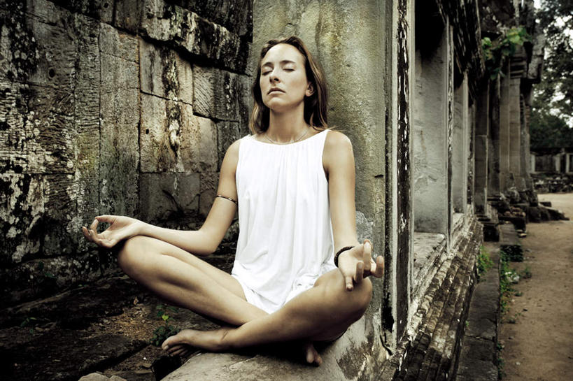 东方人,一个人,家,坐,闭眼,盘腿,横图,室外,白天,侧面,锻炼,瑜伽,运动,道路,路,亚洲,仅一个年轻女性,仅一个女性,仅一个人,阴影,服装,节日,光线,影子,房屋,墙,屋子,小路,交通,休闲装,黄种人,光脚,文化,楼房,墙壁,墙面,住宅,衣服,阳光,祈祷,健康,赤脚,休闲服,许愿,养生,宗教,服饰,信仰,纪念,祈求,平安,体育,年轻女性,女人,女性,亚洲人,闭眼睛,闭着眼,闭着眼睛,盘腿而坐,盘膝,盘着腿的,盘着腿坐,双腿交叉,坐着,彩图,全身,健身,房子