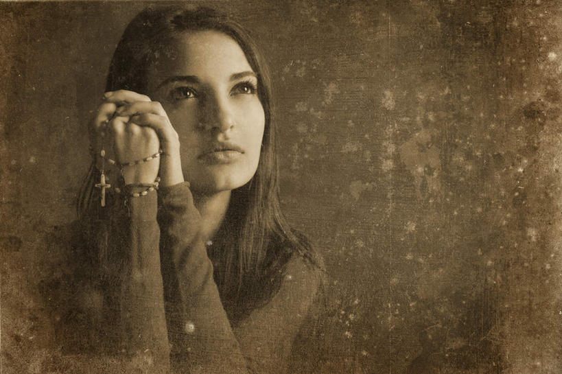 西方人,脸,头,眼睛,脸颊,手,一个人,举,双手交叉,横图,室内,特写,白天,正面,项链,欧洲,欧洲人,仅一个年轻女性,仅一个女性,仅一个人,握,节日,十字架,褐色,棕色,注视,文化,肩膀,装饰品,饰品,首饰,祈祷,手势,托,握拳,健康,手部,凝视,握着,许愿,宗教,信仰,纪念,祈求,基督教,天主教,谛视,瞩目,注目,平安,年轻女性,女人,女性,白种人,头部,长发,直发,脸部,脸蛋,面部,举起,举手,举着,十字手,抬头,向上举,向上伸,向上托,仰头,半身,彩图