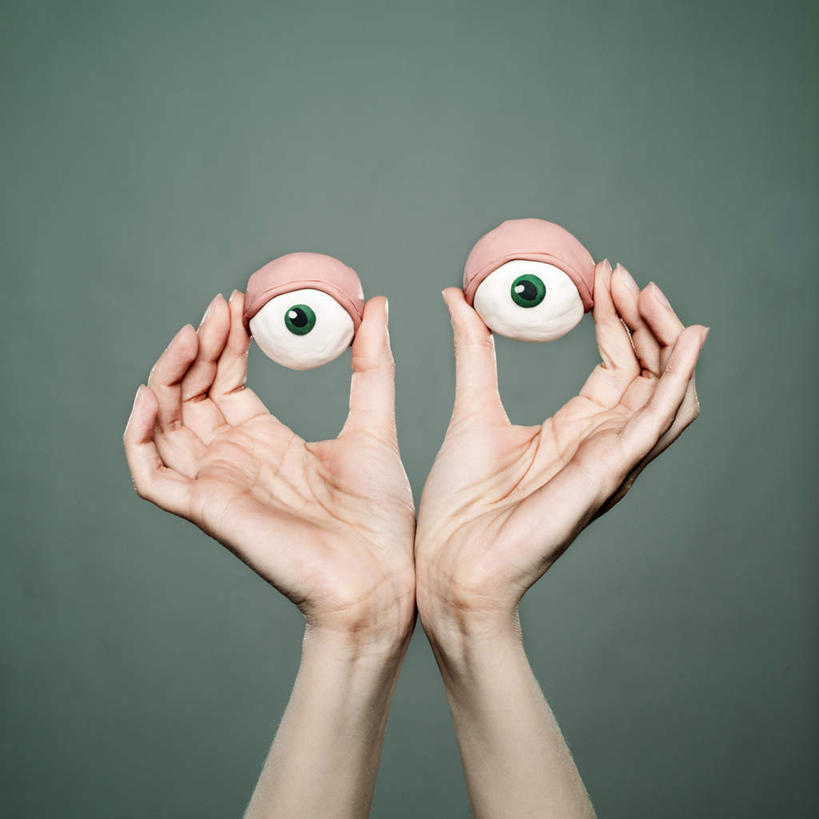 西方人,眼睛,手,一个人,站,举,方图,室内,特写,白天,正面,欧洲,欧洲人,瞳孔,仅一个年轻女性,仅一个女性,仅一个人,阴影,灰色背景,光线,影子,注视,观察,看,托,站着,手部,眼部,摄影,影棚,观看,察看,关注,陶土,年轻女性,女人,女性,白种人,眼,举起,举手,举着,向上举,向上伸,向上托,站立,半身,彩图,影棚拍摄,拍摄