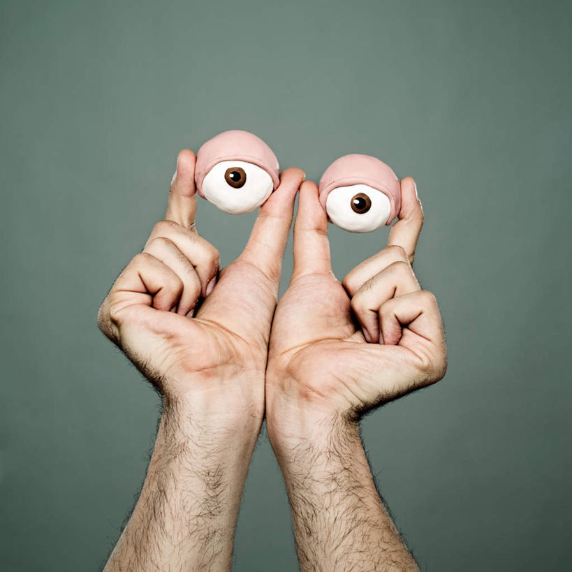 西方人,眼睛,手,一个人,站,举,方图,室内,特写,白天,正面,欧洲,欧洲人,瞳孔,仅一个男性,仅一个人,阴影,灰色背景,光线,影子,注视,仅一个年轻男性,观察,看,托,站着,手部,眼部,摄影,影棚,观看,察看,关注,陶土,男人,男性,年轻男性,白种人,眼,举起,举手,举着,向上举,向上伸,向上托,站立,半身,彩图,影棚拍摄,拍摄