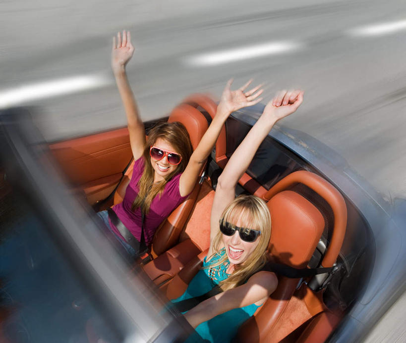 西方人,两个人,伙伴,朋友,举,笑,微笑,露齿笑,横图,俯视,室外,白天,兴奋,友谊,汽车,欧洲,欧洲人,阴影,服装,朦胧,模糊,光线,墨镜,眼镜,影子,休闲装,车,衣服,阳光,太阳镜,太阳眼镜,交通工具,轿车,托,休闲,休闲服,遮阳镜,服饰,欢快,喜悦,载具,欢腾,庆幸,友情,年轻女性,女人,女性,白种人,举起,举手,举着,向上举,向上伸,向上托,半身,彩图,高角度拍摄,高兴,欢乐,开心,愉快