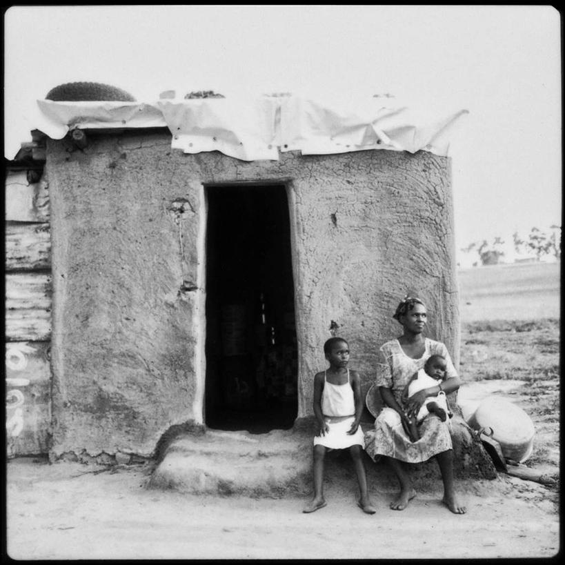 西方人,婴儿,儿童,三个人,家庭,母亲,坐,方图,黑白,室外,白天,正面,纯洁,欧洲,欧洲人,阴影,服装,光线,边框,影子,墙,注视,休闲装,破坏,破损,墙壁,墙面,小孩,衣服,黑色,阳光,观察,看,休闲,温暖,温馨,一家人,休闲服,可爱,母爱,童年,童趣,服饰,活泼,观看,损坏,和睦,察看,关注,宝宝,丢弃,童真,纯真,烂漫,无邪,抛弃,母婴,遗弃,摈弃,扔掉,扔弃,甩掉,扬弃,伶俐,天真,年轻女性,女人,女性,白种人,孩子,年轻人,坐着,全身,融洽