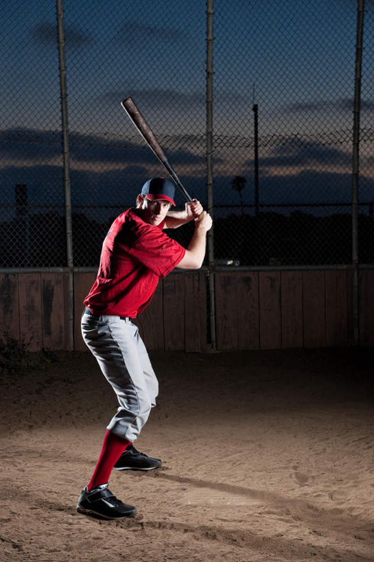 西方人,一个人,竖图,室外,白天,侧面,运动服,锻炼,运动,棒球,垒球,日落,欧洲,欧洲人,仅一个男性,仅一个人,握,服装,球杆,晚霞,霞光,云,云朵,落日,拿,云彩,拿着,球,仅一个年轻男性,衣服,蓝色,白云,蓝天,天空,黄昏,天,彩霞,握着,服饰,晴朗,衣着,穿着,衣饰,夕照,体育,男人,男性,年轻男性,白种人,晴空,夕阳,彩图,全身,健身,斜阳,运动装