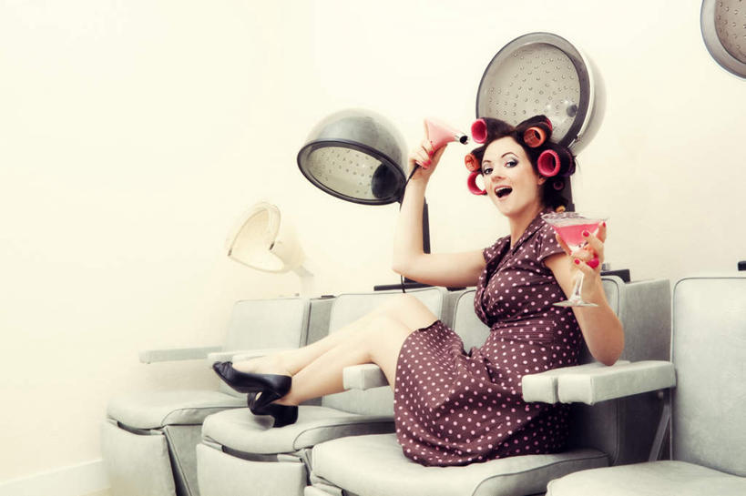 西方人,一个人,坐,笑,微笑,横图,室内,白天,正面,裙子,杯子,椅子,欧洲,欧洲人,仅一个年轻女性,仅一个女性,仅一个人,连衣裙,服装,高脚杯,墙,酒类,注视,休闲装,文化,座椅,墙壁,墙面,玻璃制品,酒,饮料,衣服,酒杯,鸡尾酒,观察,看,休闲,休闲服,调酒,服饰,观看,卷发棒,卷发器,察看,创造,关注,想象,烫发器,鸡尾酒杯,年轻女性,女人,女性,白种人,玻璃杯,坐着,彩图,全身