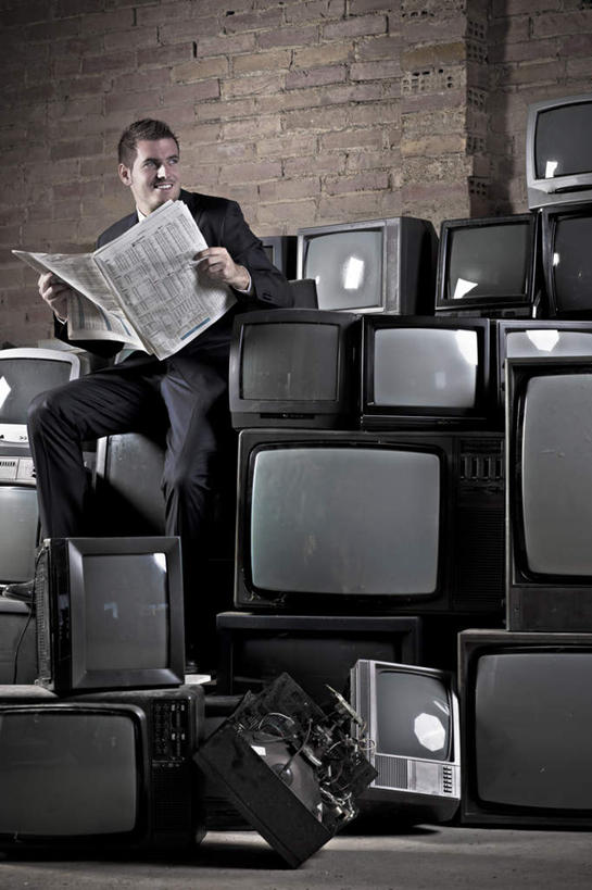 西方人,一个人,商务人士,商务男性,坐,笑,微笑,露齿笑,竖图,室内,白天,正面,衬衫,阅读,报纸,电视,欧洲,欧洲人,仅一个男性,仅一个人,一堆,许多,握,学习,阴影,堆叠,堆积,套装,反射,影子,墙,拿,拿着,注视,墙壁,墙面,仅一个年轻男性,观察,看,浏览,握着,观看,堆,察看,关注,彩电,商务装,丢弃,工薪阶层,抛弃,显像管屏,显像管屏幕,黑白电视机,遗弃,摈弃,扔掉,扔弃,甩掉,扬弃,男人,男性,年轻男性,白种人,白领,上班族,电视机,坐着,彩图,全身,衬衣