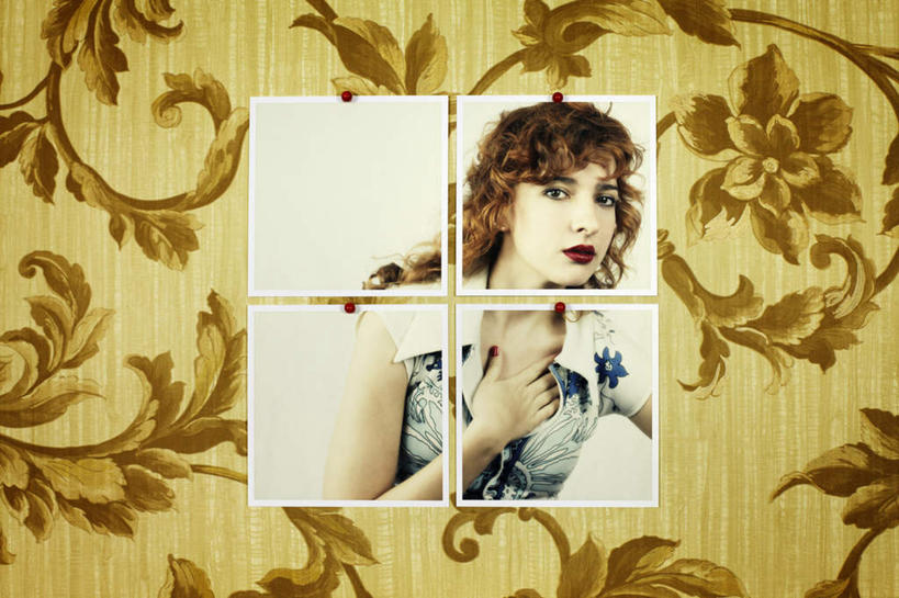 西方人,头发,一个人,无人,举,摸,横图,照片,室内,白天,正面,壁纸,欧洲,欧洲人,仅一个年轻女性,仅一个女性,仅一个人,抚摸,灰色背景,服装,装饰,墙,休闲装,墙壁,墙面,衣服,托,休闲,辫子,休闲服,金色,摄影,服饰,影棚,华丽,修饰,点缀,衬托,美观,雅致,雅观,年轻女性,女人,女性,白种人,墙纸,相片,触摸,接触,举起,举手,举着,向上举,向上伸,向上托,半身,彩图,影棚拍摄,拍摄,照相