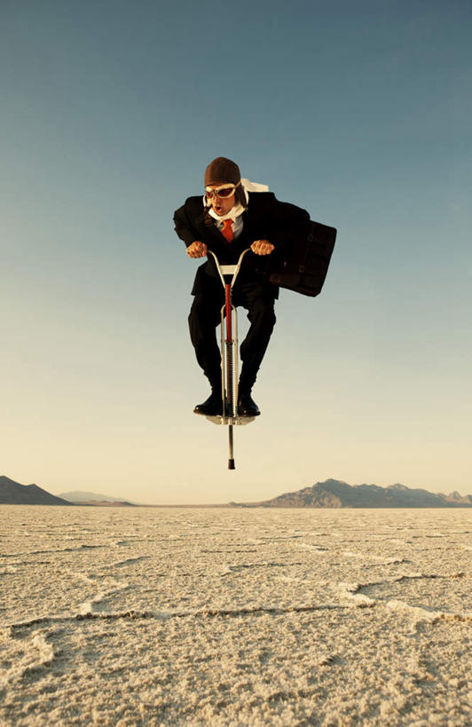 西方人,一个人,商务人士,商务男性,跳,竖图,室外,白天,正面,衬衫,山,山脉,欧洲,欧洲人,仅一个男性,仅一个人,握,阴影,套装,装饰,光线,包,公文包,墨镜,眼镜,影子,山峰,山峦,半空,拿,拿着,注视,仅一个年轻男性,蓝色,蓝天,天空,阳光,太阳镜,太阳眼镜,围巾,群山,天,观察,看,温暖,遮阳镜,握着,晴朗,公事包,围脖,观看,保暖,华丽,点缀,察看,御寒,关注,商务装,工薪阶层,弹簧高跷,万里无云,衬托,美观,雅致,雅观,弹跳高跷,弹跳跷,弹跳鞋,男人,男性,年轻男性,白种人,白领,上班族,晴空,晴空万里,跳跃,彩图,全身,衬衣