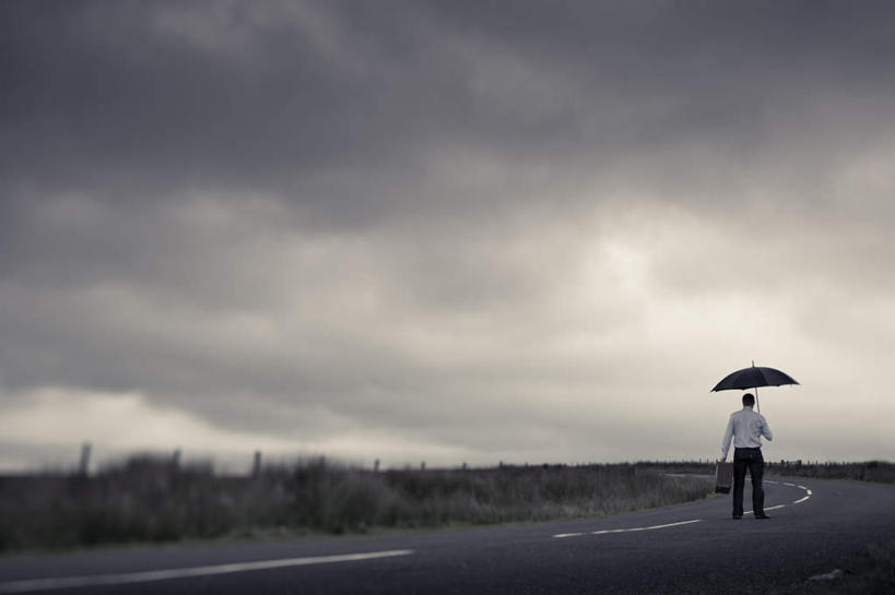 西方人,一个人,商务人士,商务男性,站,举,横图,室外,白天,衬衫,草地,草坪,植物,道路,路,公路,欧洲,欧洲人,仅一个男性,仅一个人,撑开,握,阴影,套装,光线,包,公文包,伞,影子,雨伞,遮阳伞,乌云,云,阴天,云朵,分界线,停车线,交通,拿,云彩,拿着,阳伞,草,仅一个年轻男性,背面,绿色,天空,阳光,天,打开,托,站着,握着,公事包,车行道,车行道分界线,昏暗,开启,阴沉,标线,商务装,工薪阶层,车行线,男人,男性,年轻男性,白种人,白领,上班族,马路,举起,举手,举着,向上举,向上伸,向上托,站立,彩图,全身,衬衣