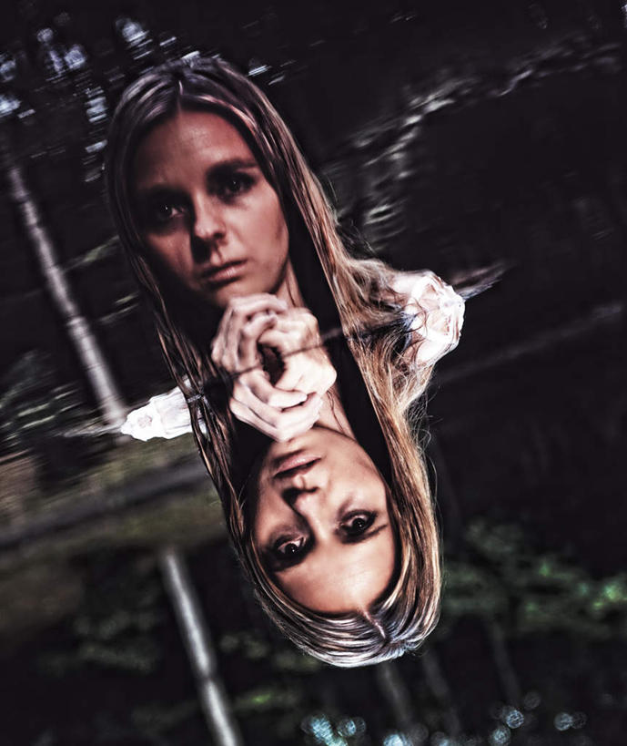 西方人,一个人,竖图,室外,夜晚,正面,湖,湖泊,水,欧洲,欧洲人,仅一个年轻女性,仅一个女性,仅一个人,节日,湖面,水流,水面,文化,湖水,祈祷,健康,许愿,宗教,信仰,纪念,祈求,离奇,平安,年轻女性,女人,女性,白种人,半身,彩图