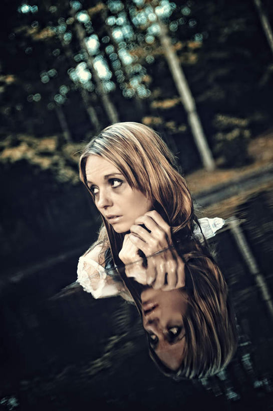 西方人,一个人,竖图,室外,夜晚,正面,湖,湖泊,水,欧洲,欧洲人,仅一个年轻女性,仅一个女性,仅一个人,节日,湖面,水流,水面,扭头,文化,湖水,祈祷,转头,健康,许愿,宗教,信仰,纪念,祈求,离奇,平安,年轻女性,女人,女性,白种人,半身,彩图