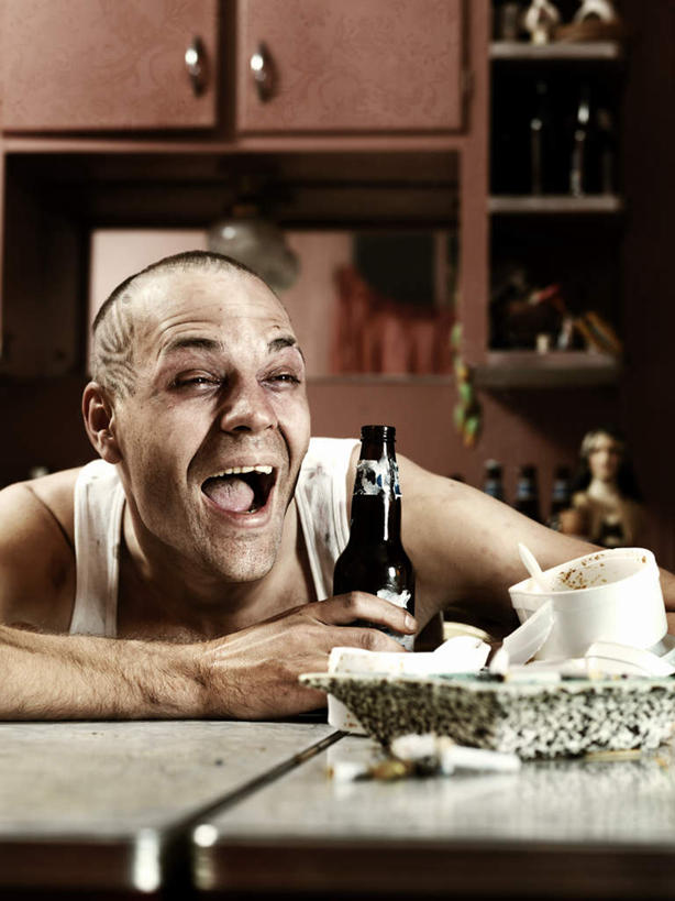 西方人,一个人,坐,笑,微笑,露齿笑,竖图,室内,白天,正面,欧洲,欧洲人,仅一个男性,仅一个人,仅一个中年男性,服装,陶瓷,陶瓷制品,注视,休闲装,玻璃制品,酒瓶,衣服,玻璃瓶,瓶子,观察,看,张嘴,休闲,眯眼,休闲服,眯,服饰,肮脏,观看,烟灰缸,察看,关注,张大嘴巴,邋遢,烟碟,烟盅,龌龊,污秽,男人,男性,中年男性,白种人,张开嘴,坐着,半身,彩图,短发