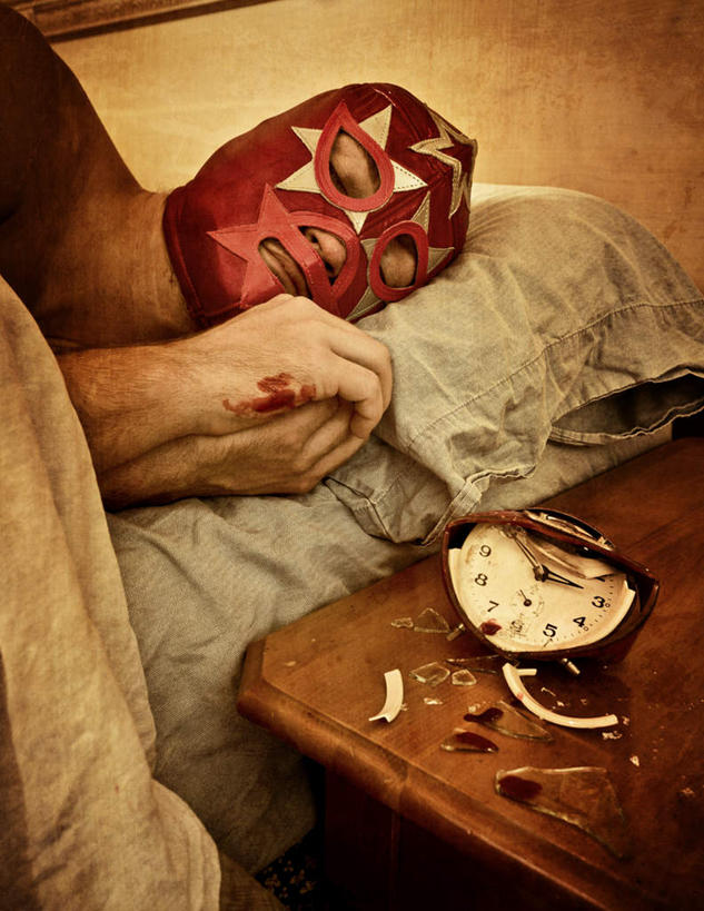 西方人,一个人,躺,闭眼,睡,竖图,俯视,室内,白天,床,靠垫,桌子,闹钟,欧洲,欧洲人,仅一个男性,仅一个人,仅一个中年男性,时间,面具,时钟,床单,靠枕,计时,破坏,被子,书桌,破损,课桌,抱枕,枕头,钟表,表,遮,遮掩,单人床,损坏,掩盖,被单,遮挡,丢弃,遮盖,抛弃,掩饰,遗弃,摈弃,扔掉,扔弃,甩掉,扬弃,卧着,男人,男性,中年男性,白种人,钟,闭眼睛,闭着眼,闭着眼睛,困,困觉,寝息,睡觉,躺着,卧,半身,彩图,高角度拍摄