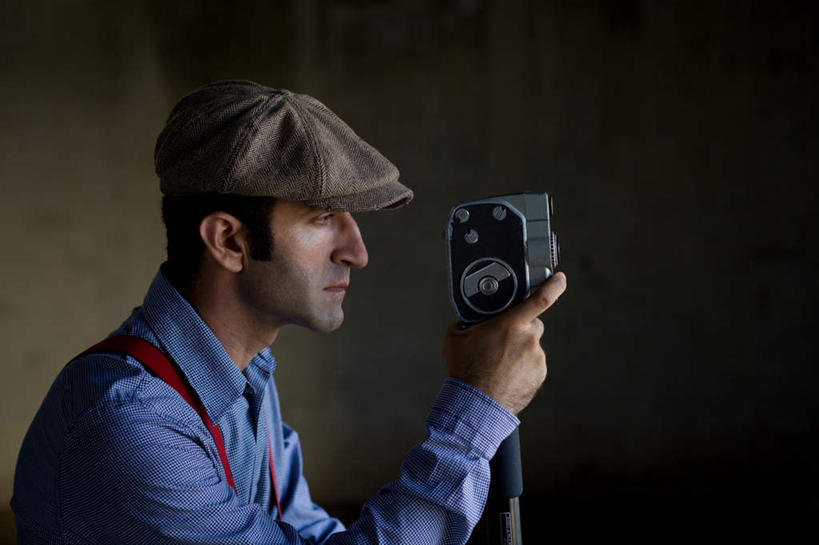 西方人,一个人,走,横图,室内,白天,正面,欧洲,欧洲人,仅一个男性,仅一个人,握,阴影,服装,光线,影子,摄像机,拿,拿着,注视,休闲装,仅一个年轻男性,衣服,阳光,观察,看,休闲,休闲服,摄像,握着,摄影,服饰,摄影机,观看,镜头,察看,关注,录像,男人,男性,年轻男性,白种人,步行,散步,走路,半身,彩图