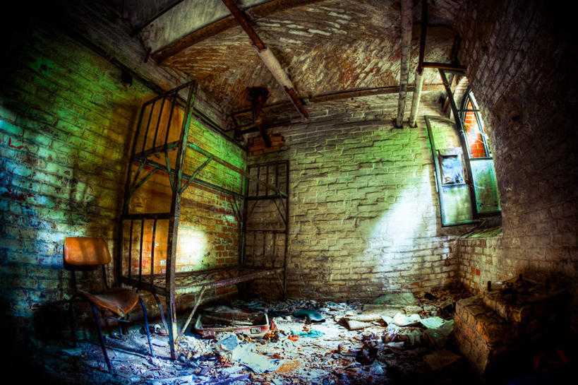 无人,家,横图,室内,白天,正面,阴影,破旧,陈旧,光线,影子,房屋,屋子,草屋,凌乱,住宅,阳光,茅草屋,混乱,丢弃,抛弃,纷乱,缭乱,庞杂,陈腐,遗弃,摈弃,扔掉,扔弃,甩掉,扬弃,彩图,房子,茅舍,茅屋,小屋