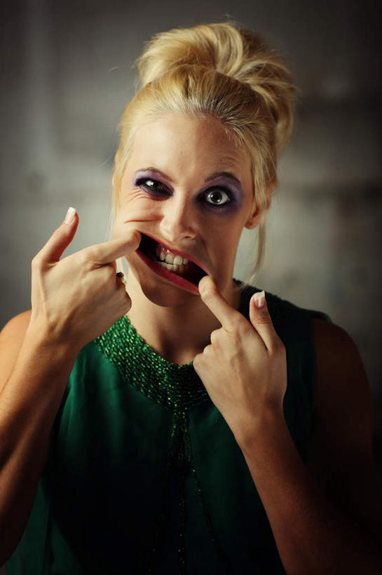 西方人,头发,一个人,举,笑,微笑,露齿笑,竖图,室内,白天,正面,化妆,美容,欧洲,欧洲人,仅一个年轻女性,仅一个女性,仅一个人,护肤,阴影,服装,反射,影子,注视,休闲装,衣服,观察,看,托,保养,享受,休闲,鬼脸,辫子,休闲服,金色,眼影,放松,保健,服饰,观看,察看,关注,撕扯,养颜,年轻女性,女人,女性,白种人,举起,举手,举着,向上举,向上伸,向上托,半身,彩图