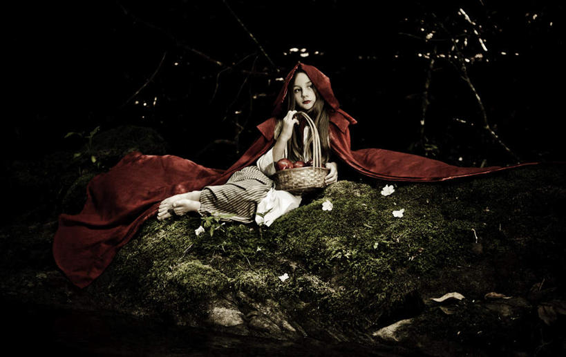 西方人,一个人,坐,交叉,横图,俯视,室外,夜晚,石头,植物,竹子,纺织品,欧洲,欧洲人,仅一个女性,仅一个人,撑,阴影,竹制,服装,装饰,编织,光线,篮子,毛毯,石子,毯子,影子,灯光,青苔,苔藓,地面,注视,休闲装,纺织,一个,衣服,绿色,自然,竹篮,垫子,观察,回头,看,转头,仅一个中年女性,休闲,温暖,休闲服,服饰,生长,单个,成长,观看,竹条,华丽,修饰,交织,点缀,察看,撑着,竹制品,关注,衬托,美观,雅致,雅观,穿插,女人,女性,中年女性,白种人,石块,岩石,坐着,彩图,高角度拍摄,全身