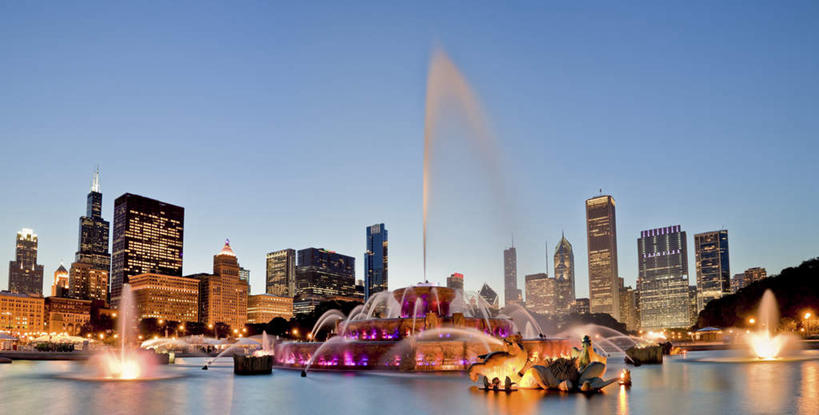 无人,公园,高楼大厦,横图,彩色,室外,白天,正面,旅游,度假,标志建筑,城市,大厦,地标,建筑,摩天大楼,霓虹灯,喷泉,美国,景观,灯光,七彩,文化,娱乐,光源,建设,霓虹,灯,蓝色,蓝天,天空,天,品味,享受,休闲,旅游胜地,放松,晴朗,北美,北美洲,照明设备,美洲,水景,芝加哥,格兰特公园,万里无云,世界屠猪城,巨肩之城,劳动之城,伊利诺伊,伊利诺伊州,伊利诺州,白金汉喷泉,芝加哥市,芝城,林肯之地,氖灯,北亚美利加洲,亚美利加洲,美观,设计,晴空,晴空万里,彩图,大楼,高层建筑,高楼,摩天楼