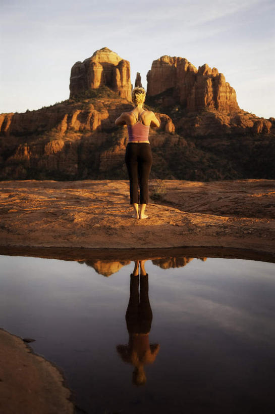 西方人,一个人,教堂,站,竖图,室外,白天,正面,锻炼,旅游,度假,瑜伽,运动,湖,湖泊,石头,美景,水,欧洲,美国,欧洲人,仅一个年轻女性,仅一个女性,仅一个人,阴影,节日,光线,石子,影子,湖面,景观,水流,水面,文化,娱乐,蓝色,倒影,蓝天,天空,阳光,自然,湖水,天,祈祷,站着,享受,休闲,健康,景色,放松,许愿,养生,宗教,信仰,纪念,祈求,亚利桑那,倒映,北美,北美洲,自然风光,美洲,信念,亚利桑那州,大峡谷之州,北亚美利加洲,亚美利加洲,反照,平安,体育,年轻女性,女人,女性,白种人,石块,岩石,站立,彩图,全身,健身,大教堂,礼拜堂