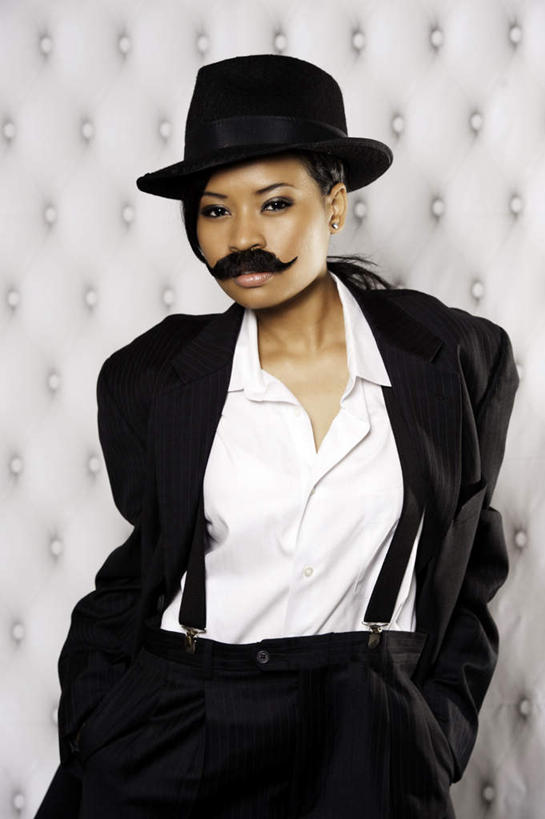 西方人,胡须,一个人,竖图,室内,白天,白色背景,正面,衬衫,西装,帽子,欧洲,欧洲人,仅一个年轻女性,仅一个女性,仅一个人,套装,正装,领带,职业装,礼帽,摄影,影棚,背带,双手抄兜,双手放兜,年轻女性,女人,女性,白种人,胡子,小胡子,插兜,两手抄兜,两手放兜,手插兜,手放口袋,半身,彩图,影棚拍摄,衬衣,拍摄,手抄兜