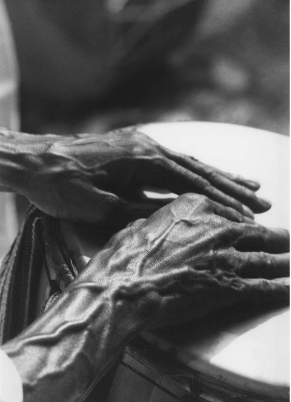 西方人,手,一个人,坐,竖图,俯视,黑白,室内,特写,白天,欧洲,非洲,黑人,欧洲人,仅一个男性,仅一个人,服装,朦胧,模糊,鼓,音乐,演奏,注视,休闲装,打鼓,衣服,医疗用品,观察,看,仅一个老年男性,休闲,手部,手指,休闲服,治疗,服饰,观看,拍打,察看,医疗,医疗设备,关注,胶布,止血,老年男性,男人,男性,非洲人,手指甲,绷带,创可贴,坐着,半身,高角度拍摄