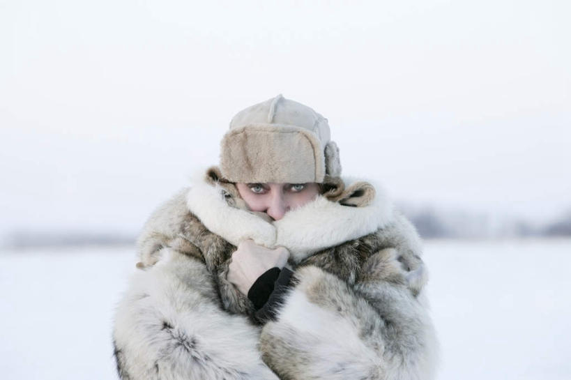 西方人,一个人,横图,室外,白天,正面,雪,大雪,帽子,欧洲,欧洲人,仅一个年轻女性,仅一个女性,仅一个人,装饰,包裹,积雪,雪景,冬季,冬天,注视,蓝色,蓝天,天空,手套,天,观察,看,温暖,大衣,寒冷,晴朗,观看,保暖,华丽,点缀,察看,御寒,关注,万里无云,衬托,美观,雅致,雅观,一顶,棉帽,严寒,年轻女性,女人,女性,白种人,晴空,晴空万里,半身,彩图,冬衣,寒衣