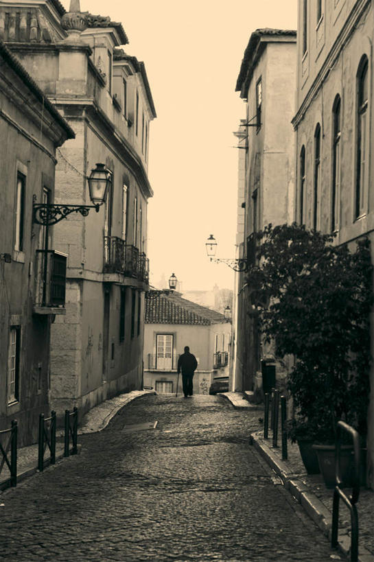 西方人,一个人,家,栏杆,走,竖图,室外,白天,正面,旅游,度假,美景,植物,别墅,城市风光,标志建筑,城市,道路,地标,建筑,路,路灯,照明,欧洲,欧洲人,仅一个男性,仅一个人,握,阴影,光线,工具,盆栽,影子,栅栏,房屋,屋子,景观,公寓,围栏,小路,灯光,盆景,交通,拿,拿着,娱乐,建设,手叉腰,洋房,护栏,楼房,住宅,灯,绿色,阳光,自然,仅一个老年男性,享受,休闲,器械,景色,放松,握着,生长,成长,拐杖,手杖,照亮,照明设备,医疗器械,辅助设备,孤苦,伶仃,孤单,孤独,老年男性,男人,男性,白种人,步行,散步,走路,彩图,全身,房子