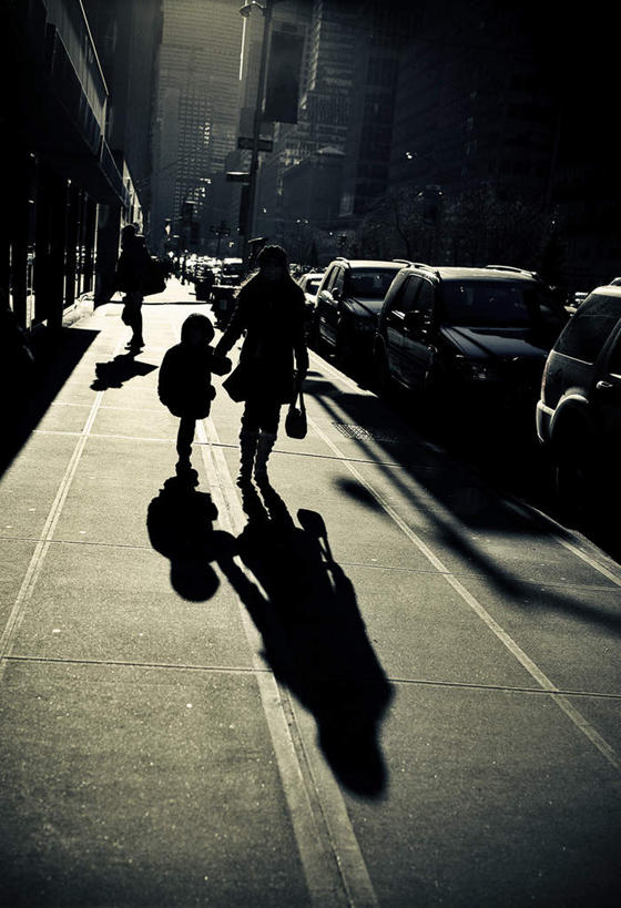 西方人,儿童,两个人,家庭,父亲,儿子,跑,竖图,室外,白天,锻炼,度假,纯洁,运动,美景,城市风光,城市,道路,路,公路,欧洲,欧洲人,阴影,光线,影子,景观,交通,娱乐,小孩,背面,阳光,享受,休闲,温暖,温馨,父子,一家人,景色,放松,父爱,可爱,童年,童趣,和睦,童真,烂漫,无邪,体育,天真,男孩,男人,男性,年轻男性,白种人,孩子,年轻人,马路,跑步,彩图,全身,健身,融洽,男生